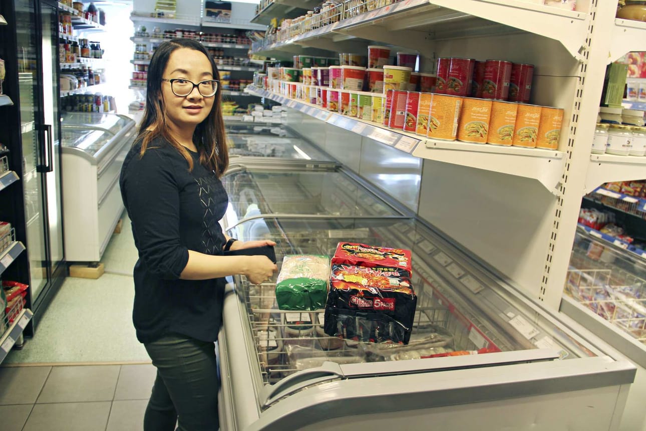 Kemiläisen Min Asia Fresh Foodin Yamin Pa Pa Soe kertoo, että aasialaiset turistit ostavat muun muassa tulisia nuudeleita.