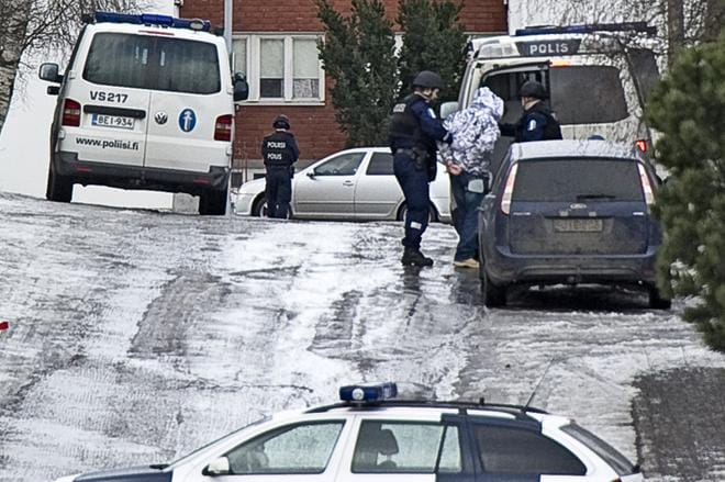 Vuonna 2012 poliisi iski United Brotherhoodin kerhotiloihin Turun Hakakadulla, kun kerhotiloissa ammuskeltiin. Krp:n mukaan UB:n jäsenistö on rikollisempaa ja väkivaltaisempaa kuin minkään muun rikollisryhmittymän jäsenet Suomessa. KUVA: Veikko Wahlroos