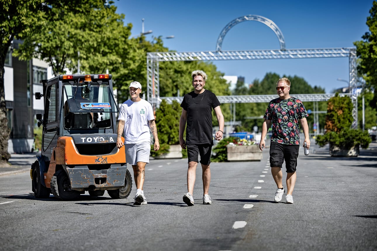 Vauhtiajojen Vilho Riihimäki (vas.), Kalle Keskinen ja Jami Haajanen iloitsevat vilkkaasta ennakkomyynnistä. Kuva viime vuodelta, kun alueen rakentaminen oli täydessä vauhdissa.