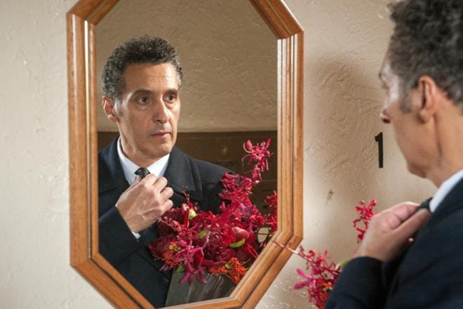 Fading Gigolo -draamakomediassa mies alkaa myydä kaveriaan. Fioravanten roolissa on John Turturro. KUVA: Yle Kuvapalvelu
