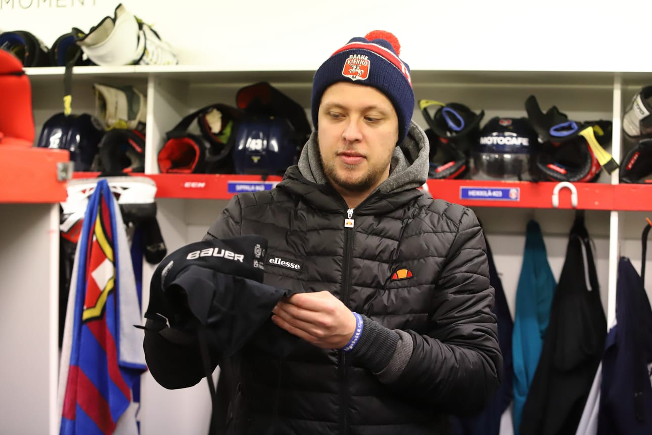 Teemu Vääräkoski on käyttänyt pitkään niin kaula- kuin rannesuojiakin. Kaulasuojat ovat pakollisia, mutta rannesuojia kaikki eivät käytä. Tässä hän esittelee joukkuekaverinsa kaulasuojaa, joka poikkeaa hieman hänen omasta versiostaan.