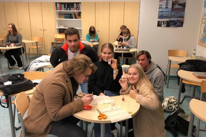Abiturientit Aatu Riiho (vas.), Oskari Juurakko, Anna Kaitola, Niklas Vartiamäki ja Siiri Peltoniemi käyttivät luovuuttaan miniroskisten koristeluun. KUVA: TUOMAS SÄRKIJÄRVI