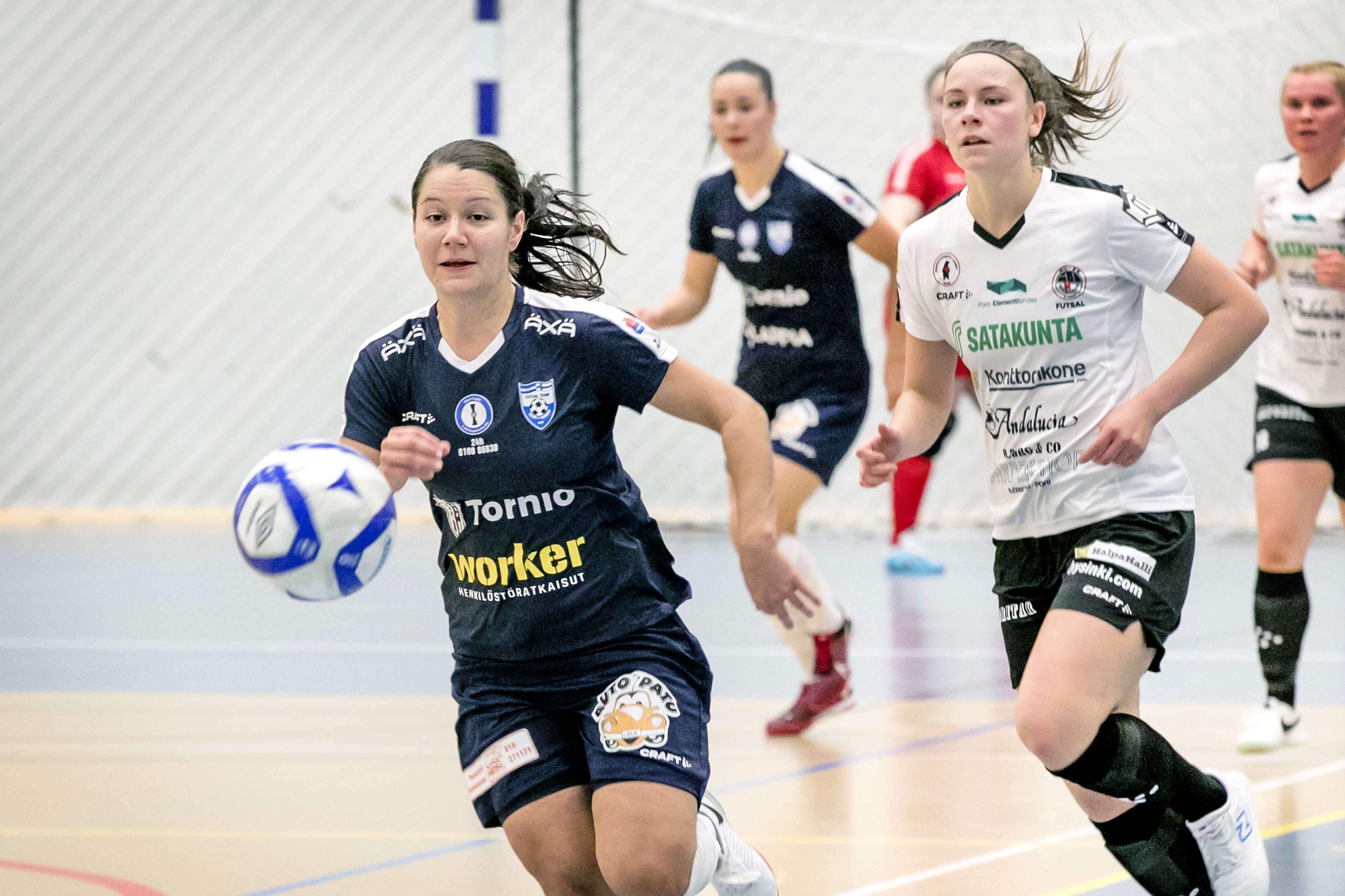 Suomi harjoitteli maalintekoa naisten futsalin EM-karsinnassa heittopussi Belgiaa vastaan