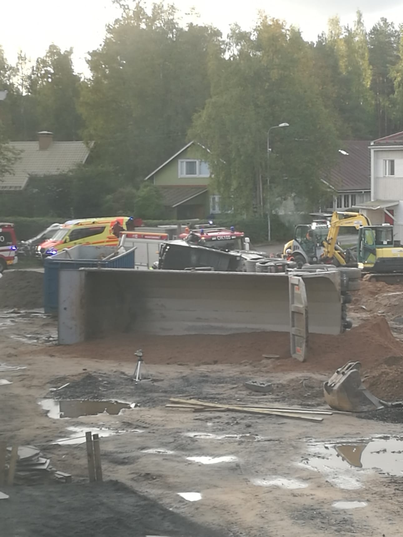 Onnettomuudessa soraa kuljettanut kuorma-auto kaatui kyljelleen.