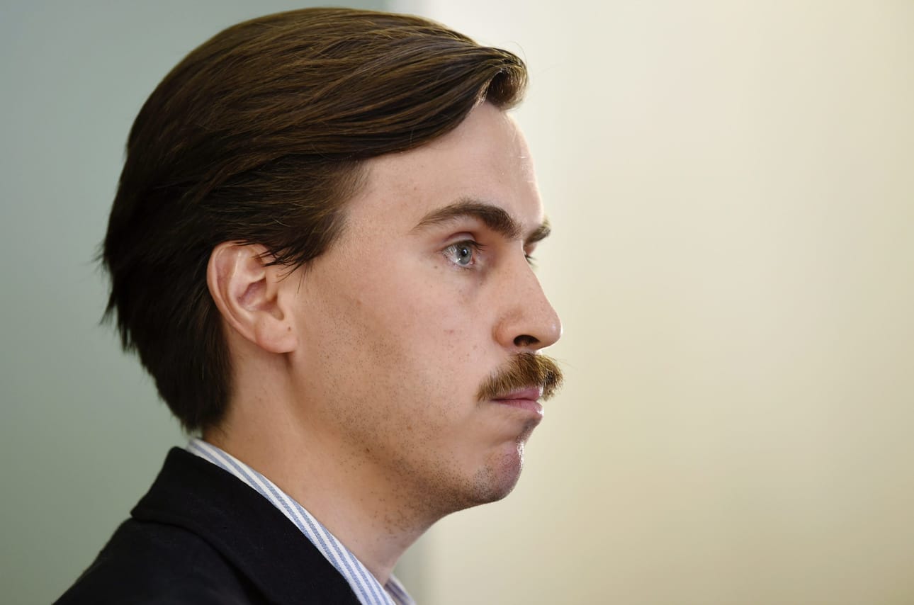 SDP:n Matias Mäkynen saapumassa eduskunnan talousvaliokunnan kokoukseen Helsingissä heinäkuussa 2022. LEHTIKUVA / ANNI ÅGREN