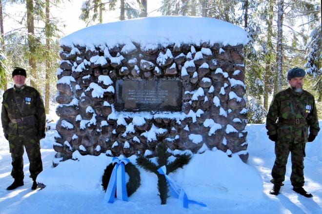 Kunniavartiossa Erkki Lammi ja Timo Lohipuro.