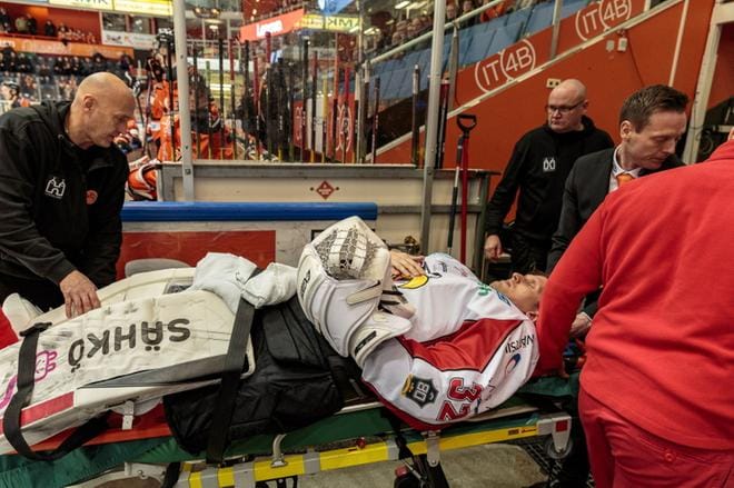 Sportin maalivahti Niko Hovinen vietiin jäältä pois toisessa erässä loukkaantumisen myötä. KUVA: TOMI VESAHARJU