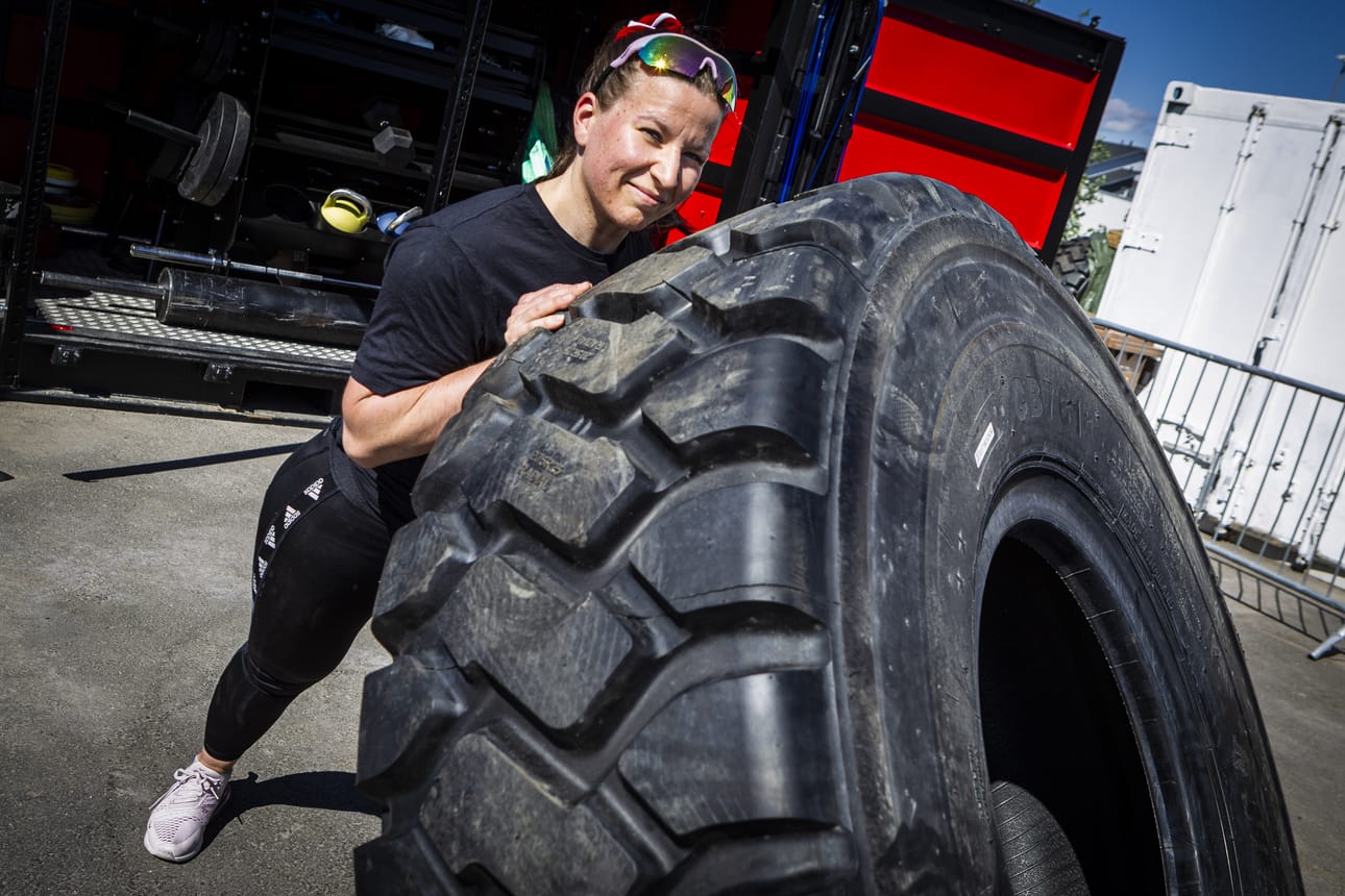 Sipolalla on takanaan kymmenvuotinen ura voimailun parissa; ensin kuntosalilla, sitten Crossfitissä ja nyt vahvanainen-kilpailijana.