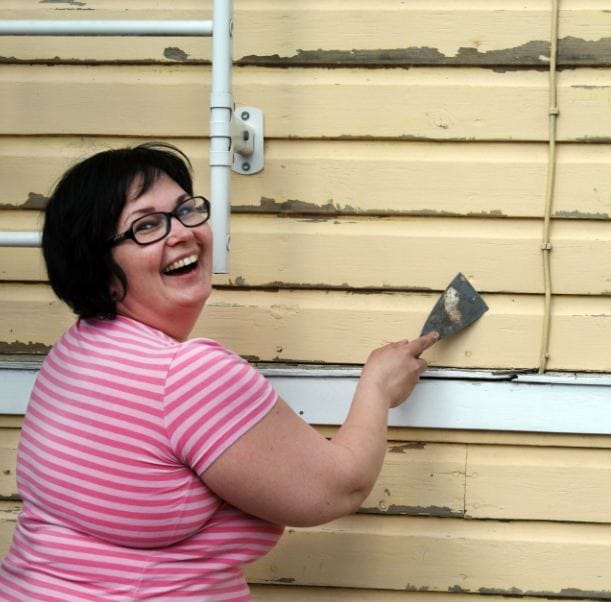 Katri Rauanjoki pelkäsi aluksi, että koko vanha maalipinta pitäisi rapsuttaa pois. ”Sain neuvon, että riittää, jos poistetaan sen verran kuin rapsuttaen kohtuudella irtoaa.”