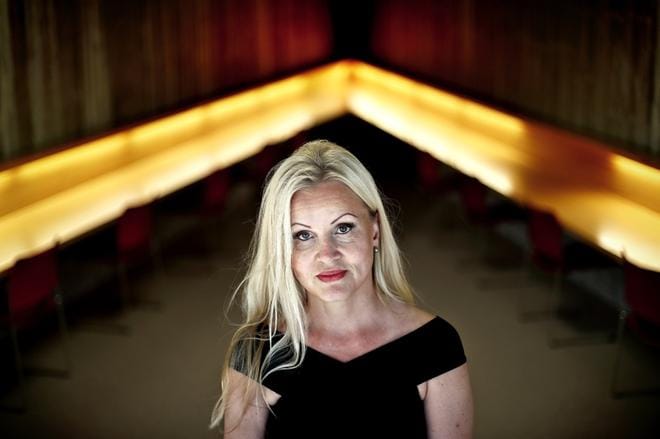 Pia Tervoa kiusattiin lapsena ulkonäön vuoksi. Nyt hän kirjoitti kirjan, jossa kaksi sirkusfriikkiä rakastuu toisiinsa. Millainen on rakkaustarina, jossa ulkonäöllä ei ole merkitystä? Tervo haluaa kysyä. KUVA: TOMI KOSONEN