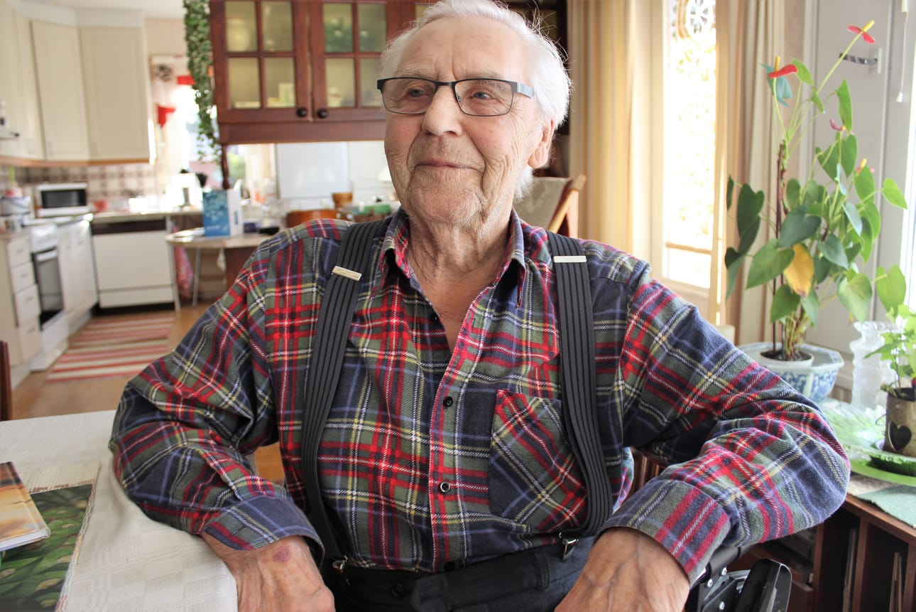 Alpo Teikari on yhteydessä samaan aikaan luottamustoimissa olleiden kanssa. Samanikäinen Toivo Ojala tapaa aina huikata: ”Terve, Alpo Einari Akselinpoika Teikari.” Kirkkoherra Kalle Haunion nimen lausunta rippikoulusta on hänellä muistissa.