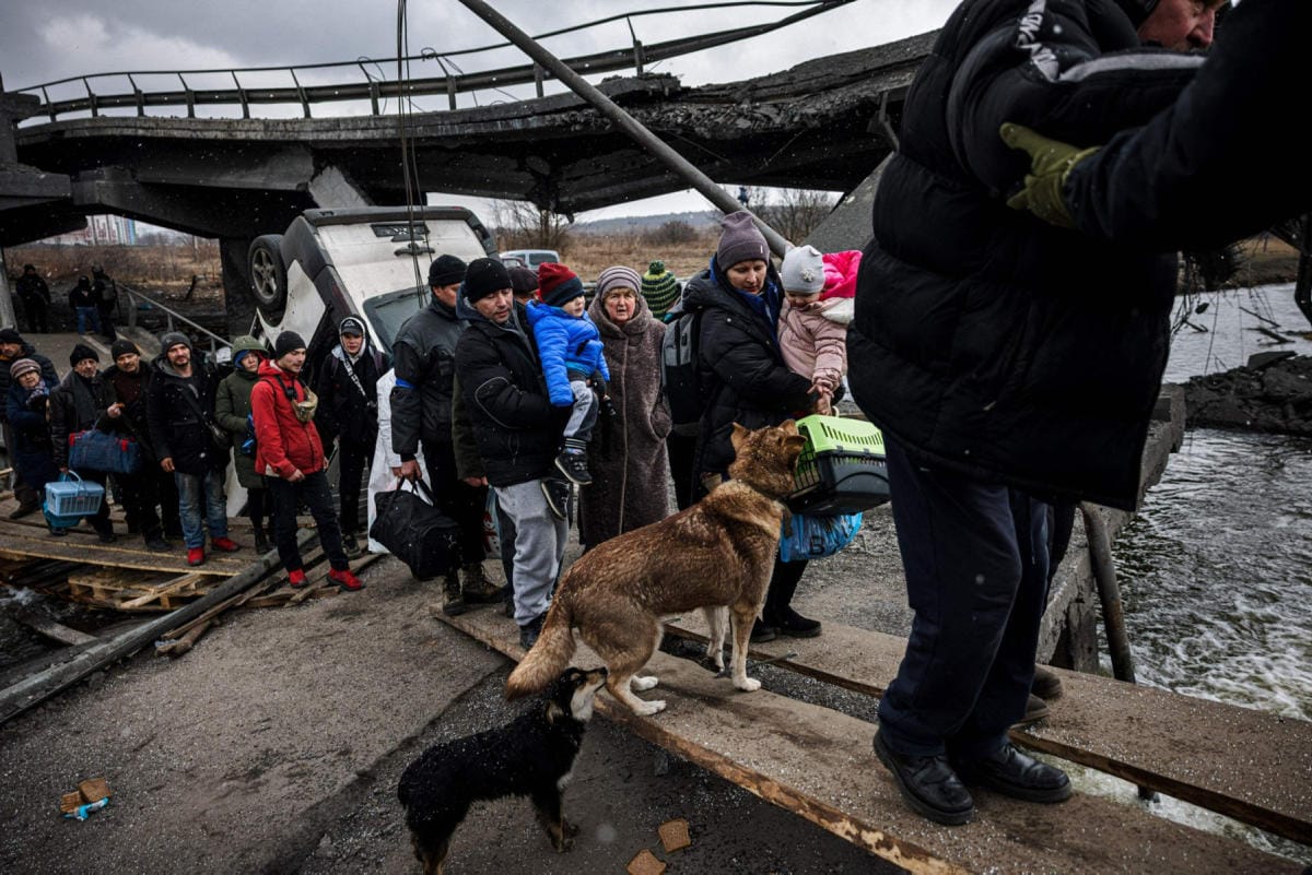 Irpinin kaupungin asukkaita poistumassa sunnuntaina kaupungista. Lehtikuva/AFP