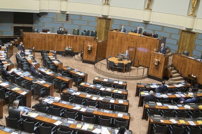 Eduskunnan täysistuntoihin osallistuvien määrä on korona-aikana yleensä rajoitettu enintään 74 edustajaan kerralla. KUVA: Mauri Ratilainen