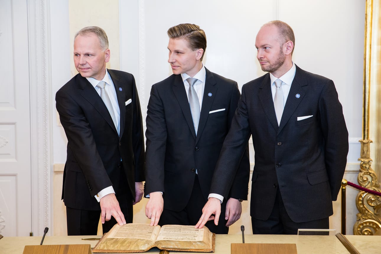 Uudet ministerit Jari Leppä (kesk.), Antti Häkkänen (kok.) ja Sampo Terho (ps.) vannoivat ministerivalansa perjantaina.