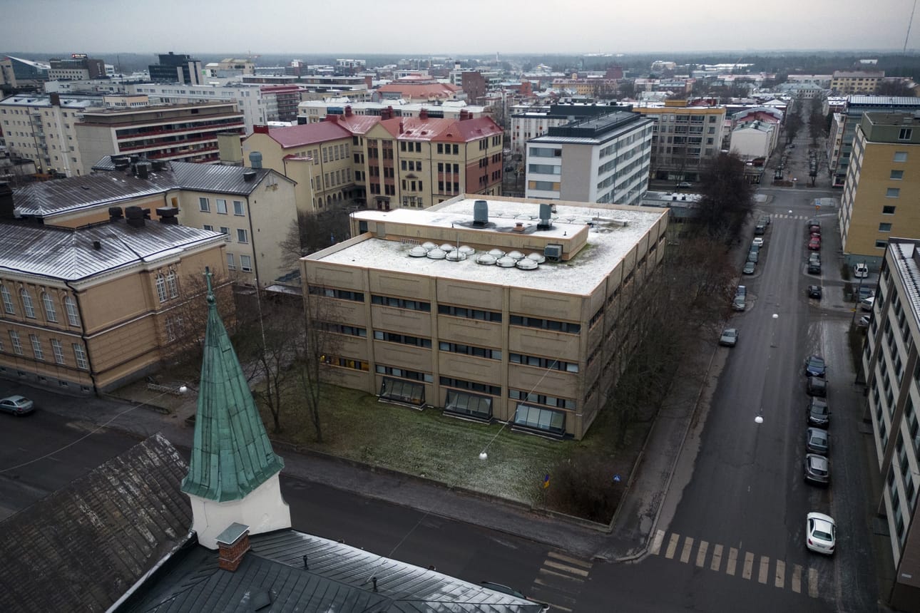 Vuonna 1976 Vaasan kauppakorkeakoulun kirjastoksi valmistunut rakennus sijaitsee paikalla, johon on suunniteltu uuden tuhannen oppilaan yhtenäiskoulun uudisrakennusta. Arkistokuva.