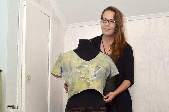 Sanna Saarenkedon jokainen vaate on uniikki taideteos. Hänen asiakkaansa tilaavat vaatteita arjen lisäksi esimerkiksi festareille. KUVAT: HANNELE YLI-VIITALA