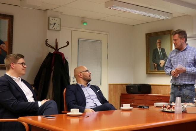 Antti Lindtman ja Kim Berg kuuntelivat kiinnostuneina Matias Peltosen alustusta viime perjantaina Kuntsarilla. Vieraat kiittelivät illan antia tietopitoiseksi ja sivistäväksi. KUVAT: MARIANNE LÄHDE