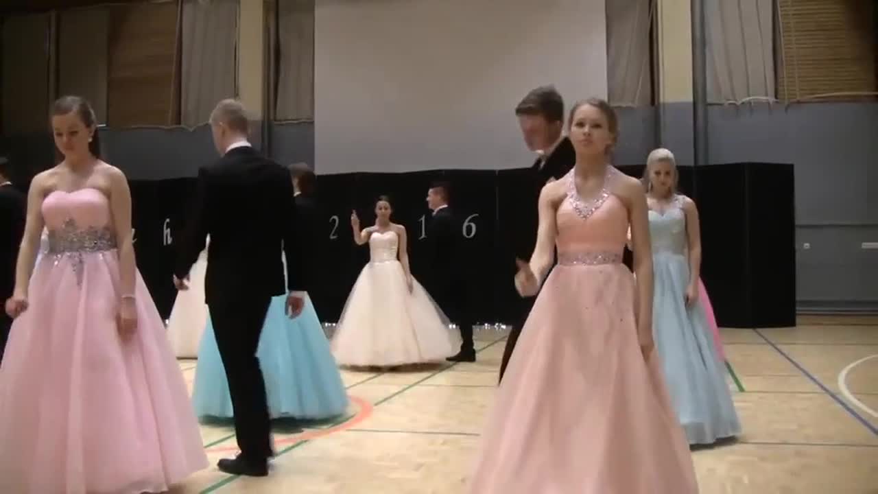 Wanhat tanssivat Oulaisissa.