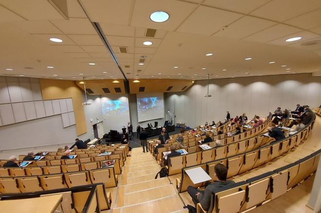 Seinäjoen kaupunginvaltuusto kokoontui tällä kertaa Framissa. Puheenjohtaja Kimmo Heinonen kehotti valtuutettuja istumaan väljästi isossa auditoriossa. KUVA: HANNU PUROLA