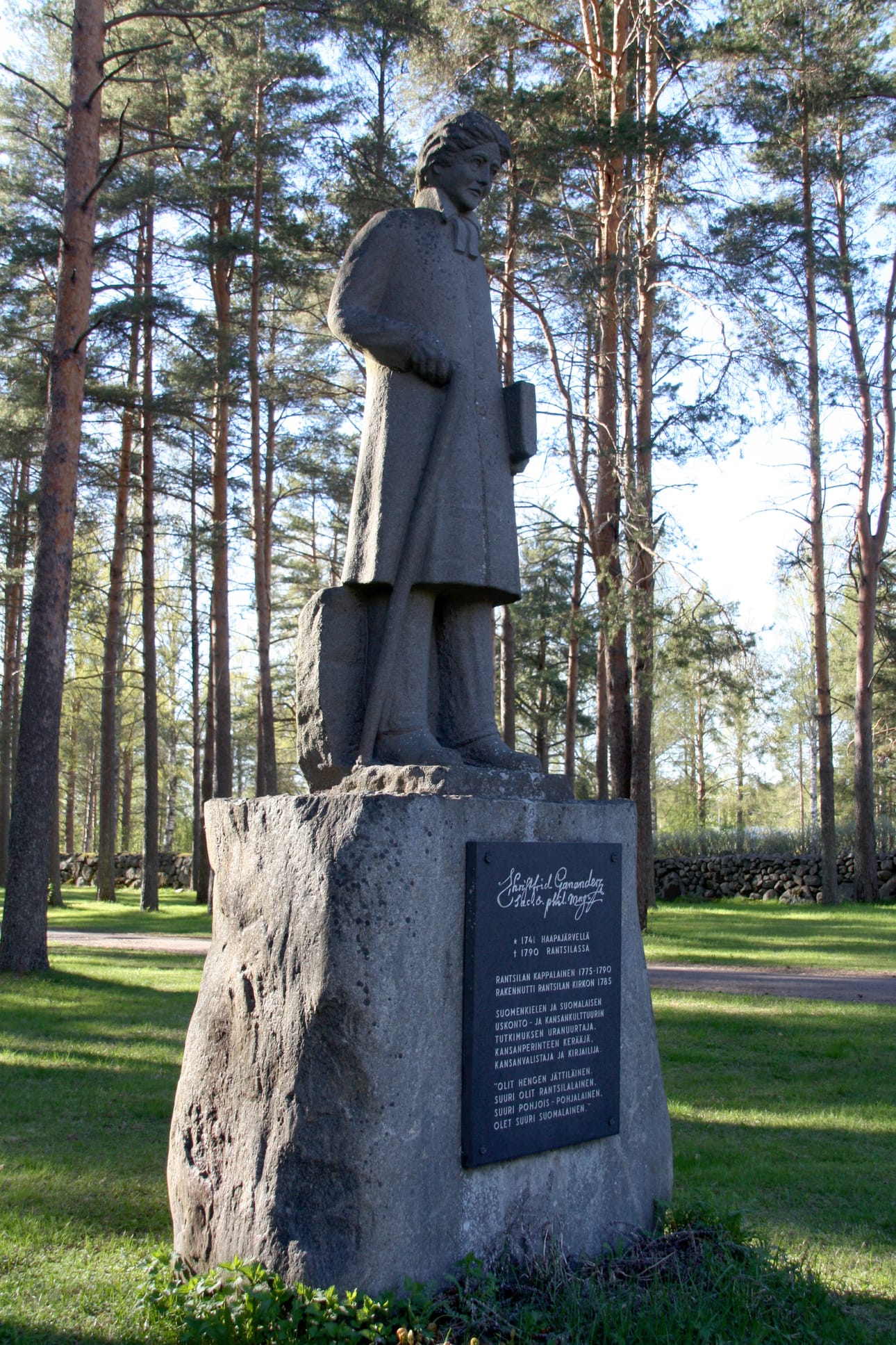 Christfrid Ganander-patsas on kunnianosoitus Rantsilan kirkon rakennuttajapapille, joka oli kappalaisen työn ohessa sanakirjan tekijä ja tutkija.