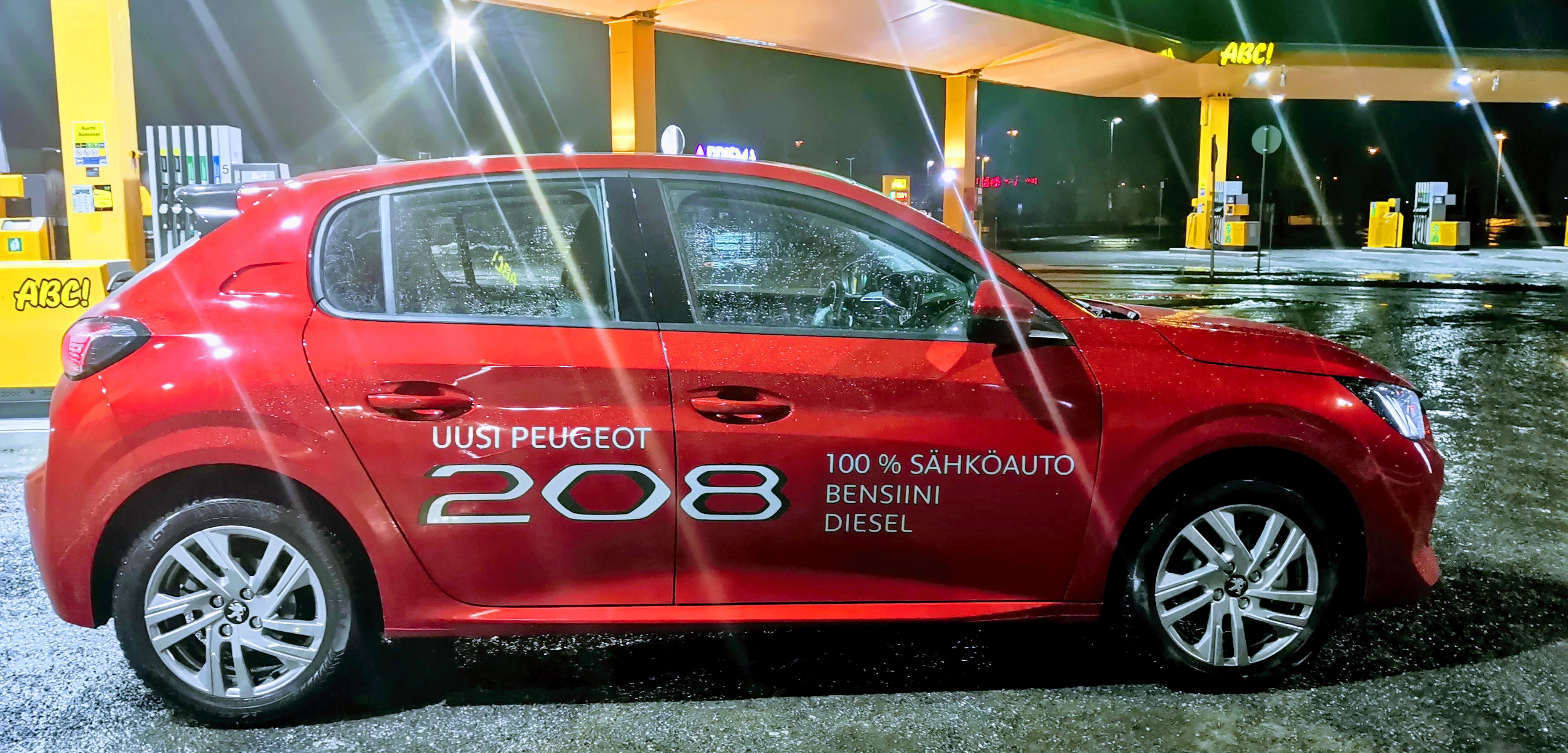 Sama kori ja kolme voimalinjaa - Peugeot 208:n ulkomuotoon on rakennettu näyttävyyttä