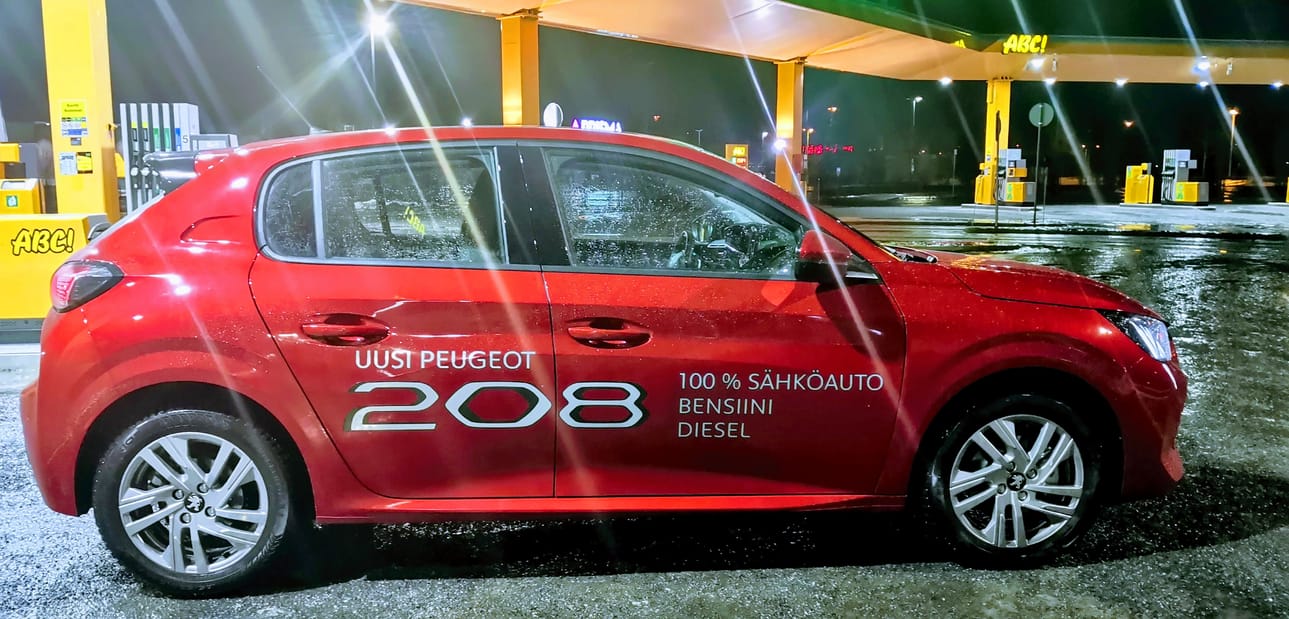Peugeot e-208 täyssähköauto saapuu Suomeen vuoden ensimmäisellä puoliskolla, palaamme tähän myöhemmin.