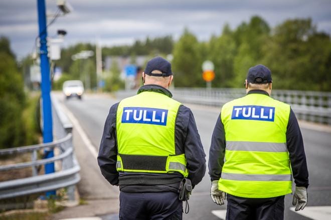 Nuuskan pääasiallinen kulkureitti Suomeen on läntinen maaraja pohjoisessa. Esimerkiksi tällä Pellon rajanylityspaikalla lähin nuuskaa myyvä marketti on Ruotsin puolella pian sillan jälkeen. Tulli tekee Pellossa sisärajavalvontaa liikkuvalla konseptilla eli riskeihin perustuen. KUVAT: ANNA MUOTKA