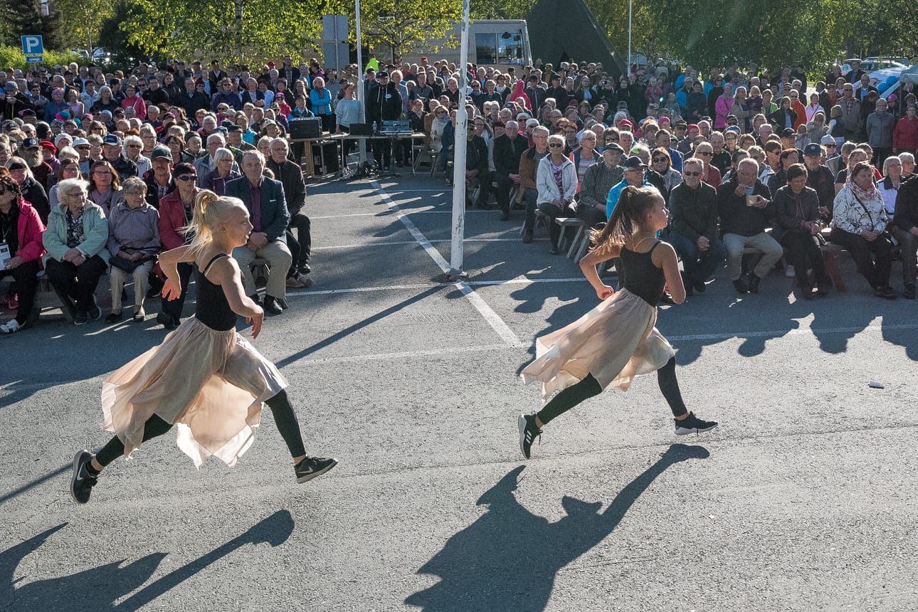 Kuusamon synttäreillä päivänsankari sai kehuja luonnostaan ja Kuusamolle toivotettiin paljon lapsiperheitä ja työpaikkoja.