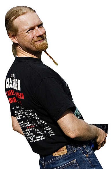 Timo Åman kokeili rakentamansa Qstock-raketin lennättämistä kaikessa hiljaisuudessa Kuivasjärven rannalla heinäkuun alussa.