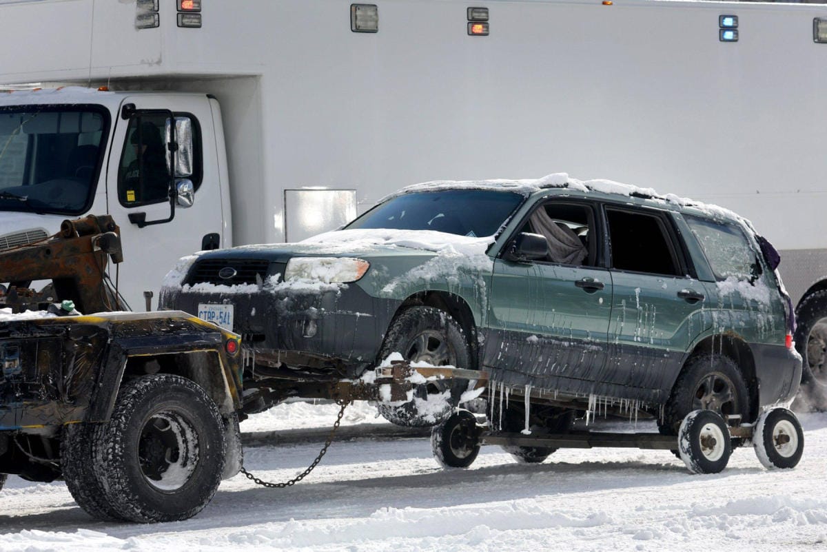 Mielenosoittajien autoja hinattiin pois Ottawan kaduilta lauantaina paikallista aikaa. LEHTIKUVA/AFP
