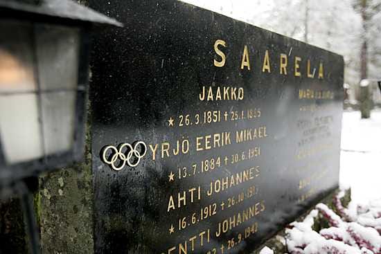 Olympiarenkaita on kiinnitetty edesmenneiden olympiavoittajien hautakiviin 1980-luvulta saakkka. Nyt renkaat koristavat myös painija Yrjö Saarelan hautakiveä.