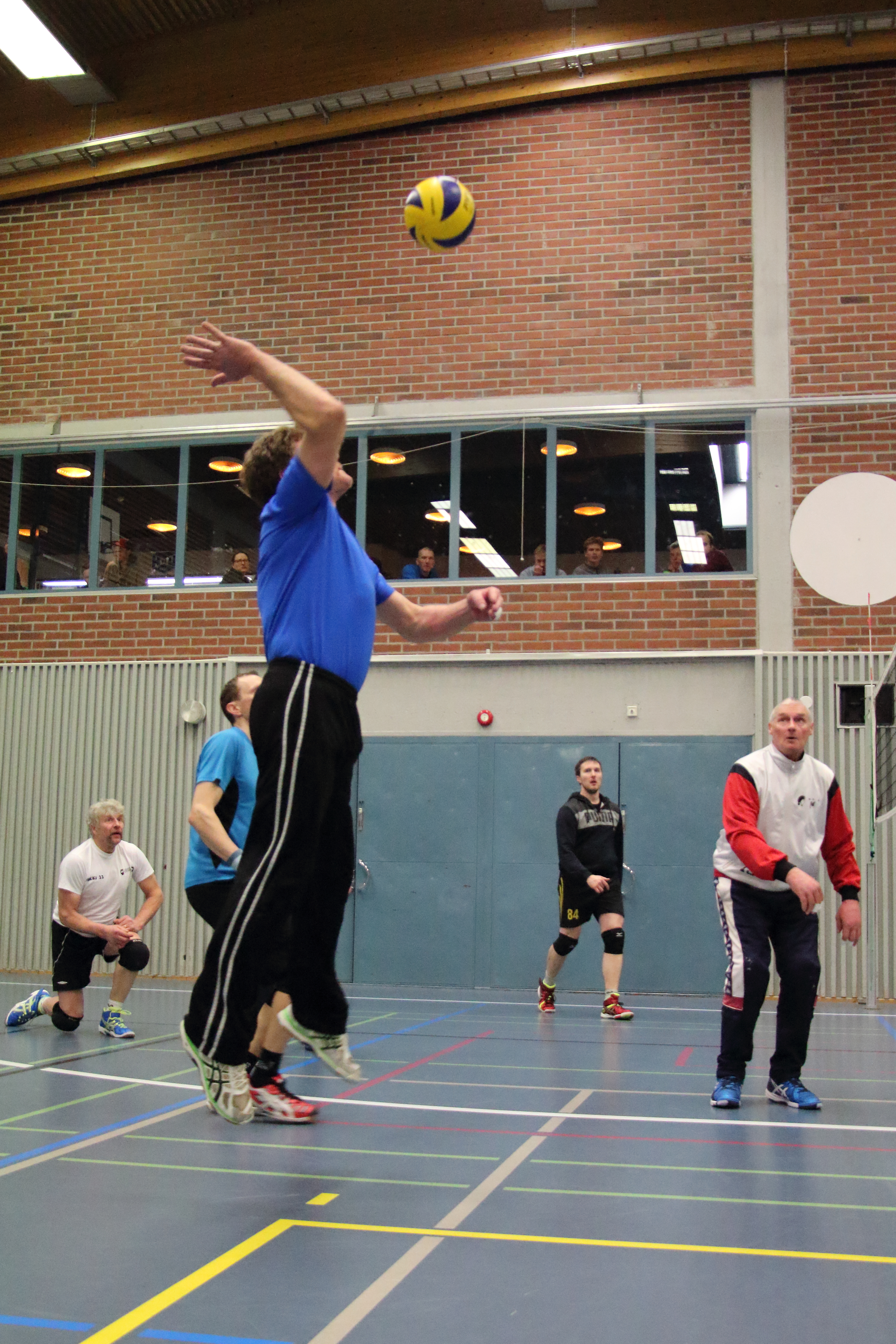 Oulaisten miesten Lehtis-joukkue piti pallon ilmassa.