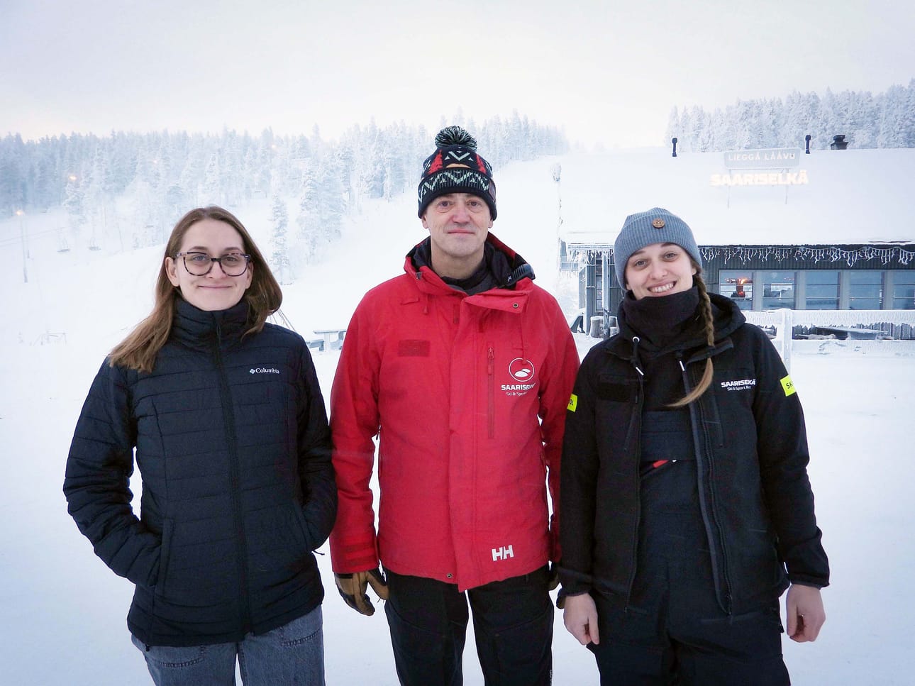 Saariselän rinnekeskus on perheyritys, jossa Ida Katajamaa (vas.) vastaa myynnistä ja markkinoinnista, Jarmo Katajamaa on toimitusjohtaja ja operatiivinen johto on Fanni Katajamaan vastuulla.
