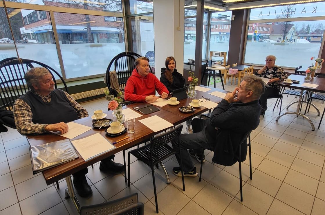 Pudasjärven sos.dem. työväenyhdistys piti kevätkokouksensa kahvilassa Kurenalla. Keskustelussa esillä oli monia Pudasjärvellä ajankohtaisia asioita.