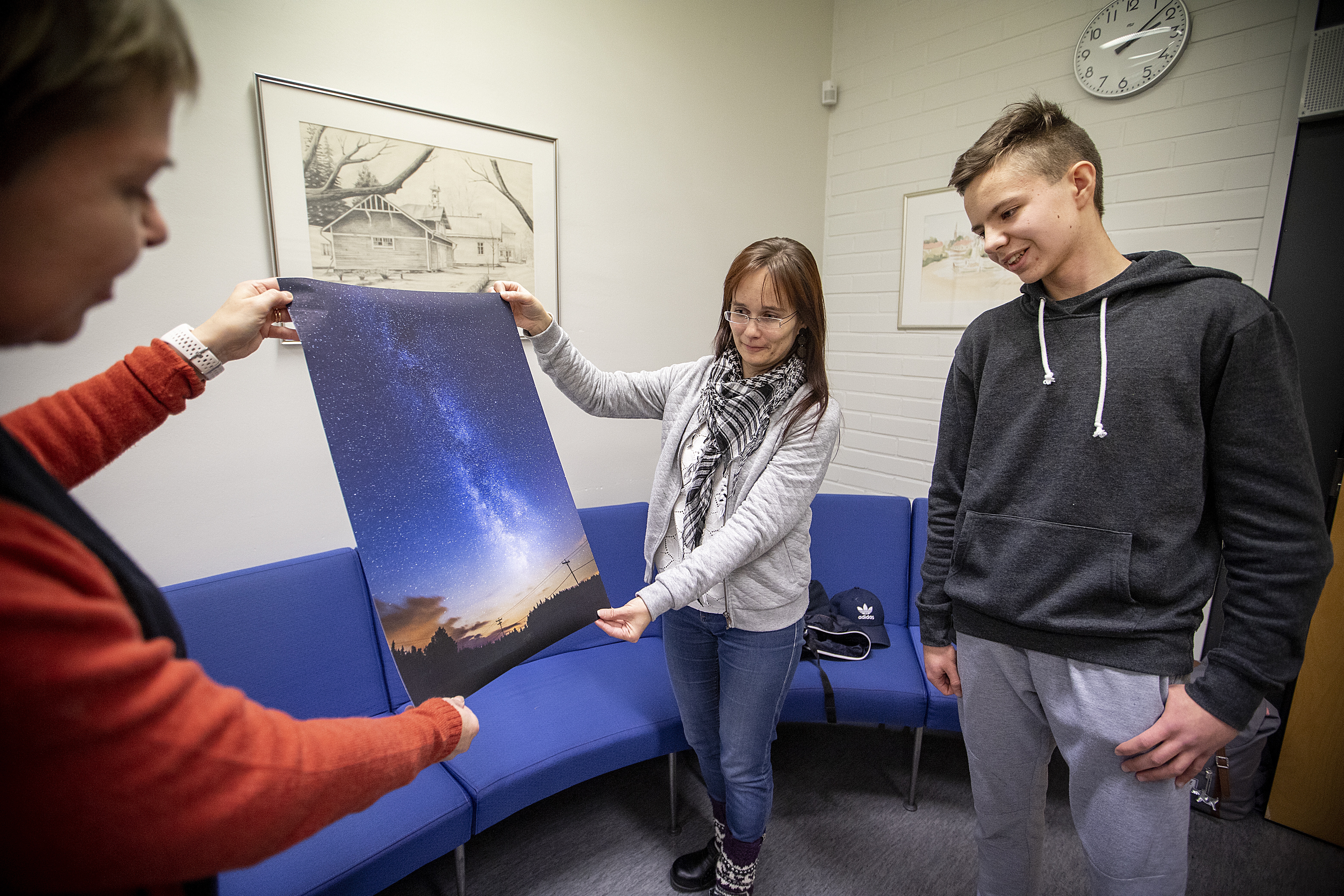 Fysiikan opettaja Anne Harjuhaahto ja Pattasten koulun rehtori Virve Heikkilä ihastelevat Sakari Kanasaaren valokuvan suurennosta.