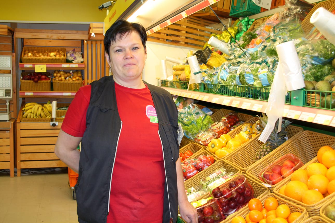 Katja Impola aloitti Siikajoen Salen myymäläpäällikkönä helmikuussa. Kesäkuussa päättynyt koeaika oli viimeinen sinetti pestille. Kuva: Mirko Kovalaine