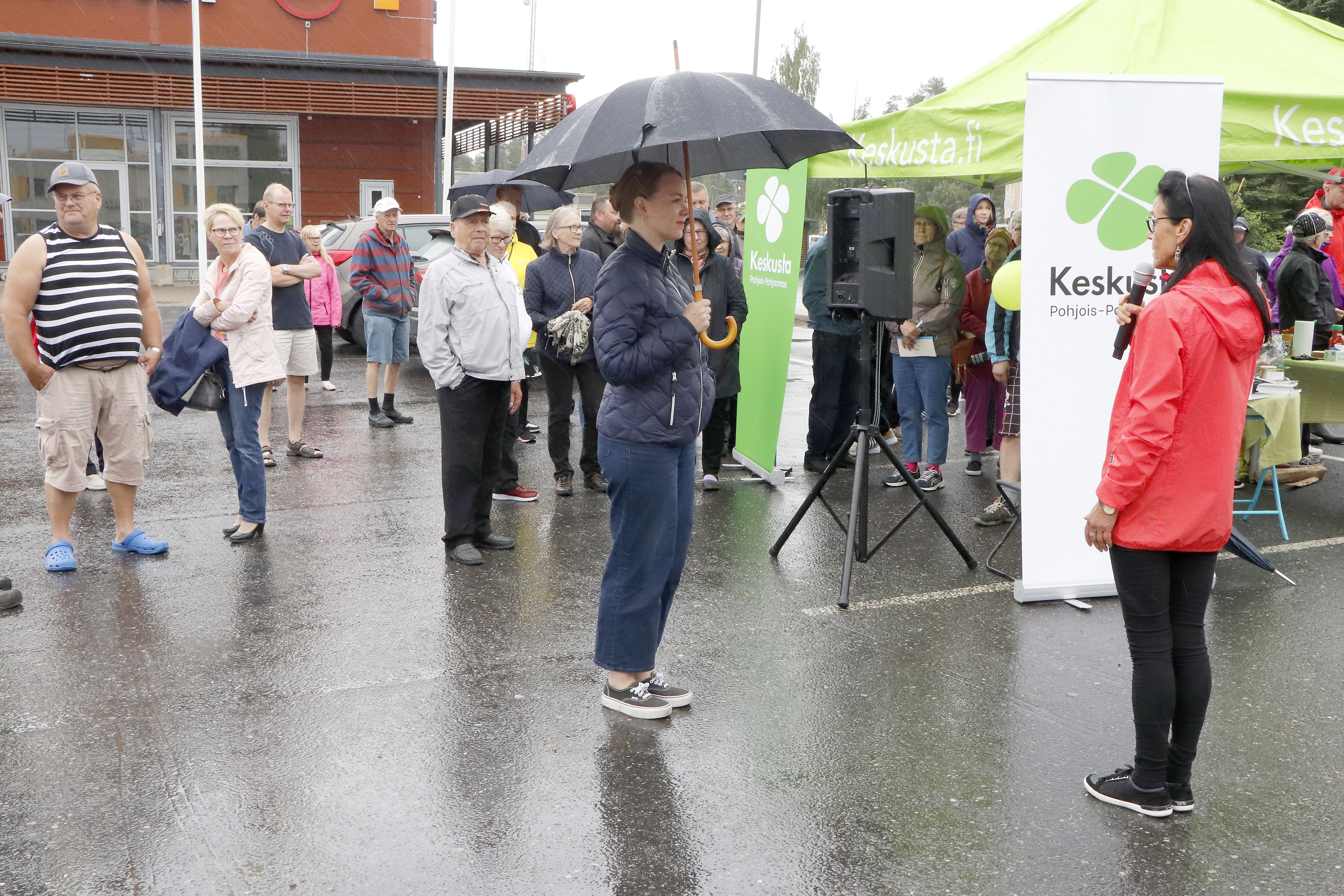 Vaaliteltalla S-marketin parkkipaikalla yleisö esitti Kulmunille kysymyksiä muun muassa Pudasjärven työllisyydestä.