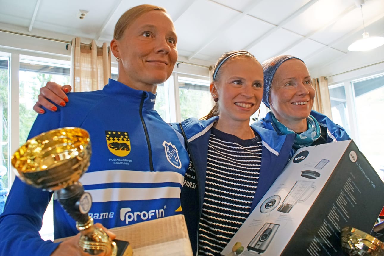 Naisten 21 kilometrin polkujuoksun kärkikolmikko Marika Krohns, Henna Vanhanen ja Minna Laurila-Harju ovat Pudasjärven Urheilijoiden juoksijoita.