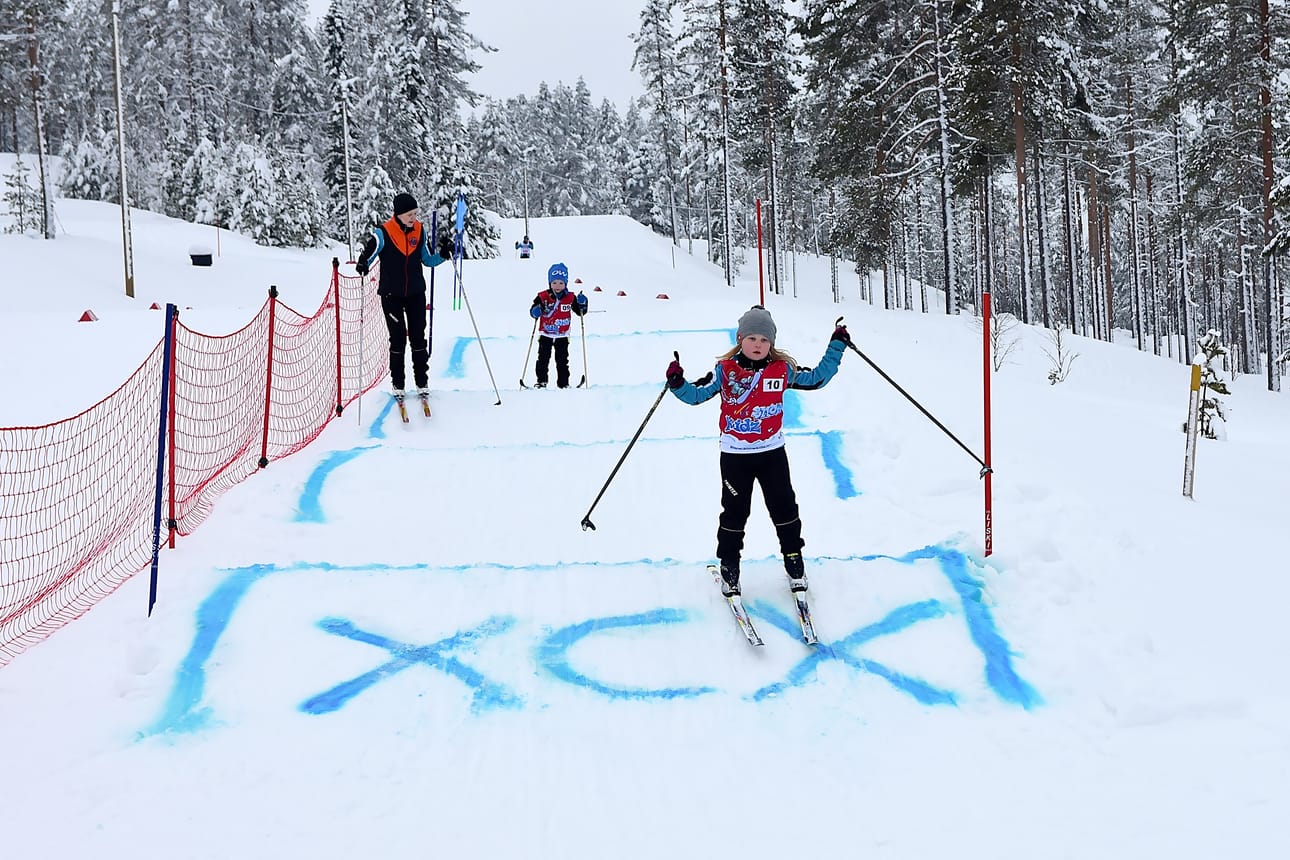 Kaapo Meskus seurasi peräsi, kun Venla Kivelä näytti mallia lauantaina Taivalvaaralla.