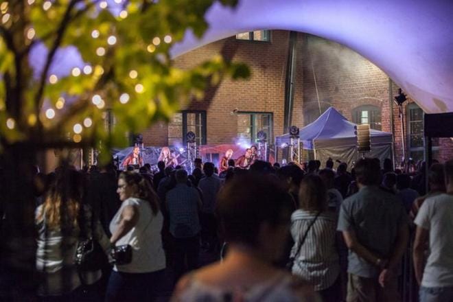 Vanhan Paukun Festivaaleilla umpinaiset esiintymisteltat vaihdettiin seinättömiin tungoksen välttämiseksi. ARKISTOKUVA:JUKKA KONTKANEN/VPF
