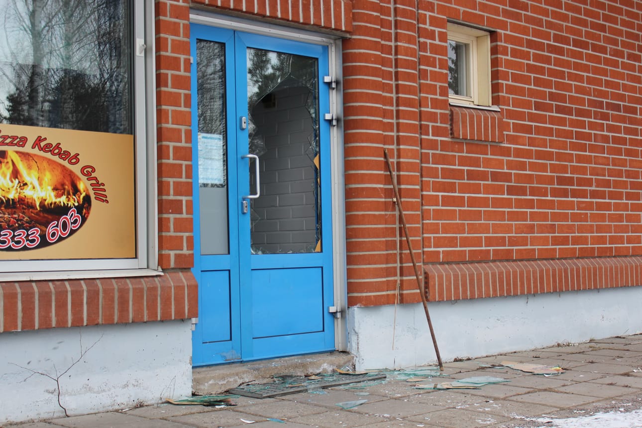 Siikajokivarressa murtauduttiin viime yönä liikekiinteistöihin Paavolassa, Rantsilassa, Kestilässä ja Piippolassa. Rantsilassa vorot menivät sisälle pitseriaan.