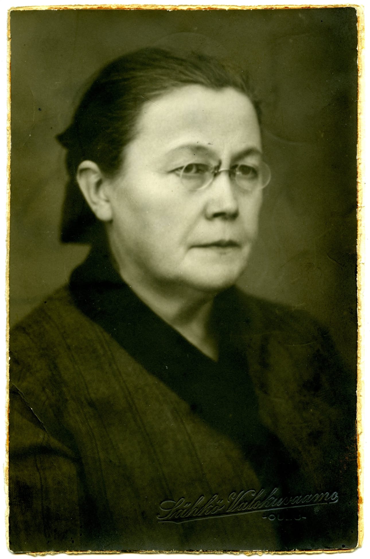 Impi Aronaho kuvattuna 1940-luvulla. Kasvoista näkee, että elämä on kolauttanut. Tytär kuoli vain 5-vuotiaana ja poika kaatui talvisodassa.