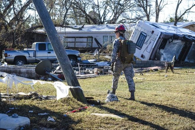 Floridan kansalliskaartin jäsen tutki hurrikaani Michaelin aiheuttamia tuhoja Mexico Beachillä Panama Cityssä viime viikon lopulla. KUVA: EPA/FLORIDA NATIONAL GUARD/