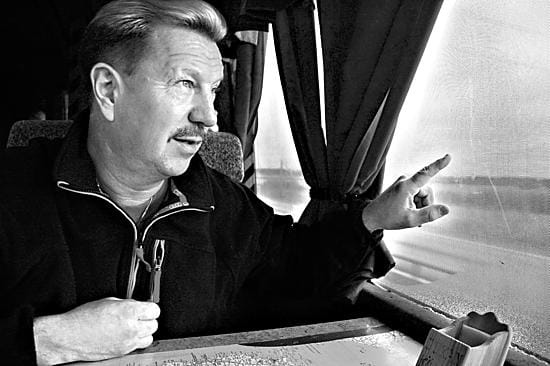 Lasse Hoikka ihastelee keikkamatkallaan bussin ikkunasta Rantsilan pelloilla Nelostien varrella majailevia joutsenia.