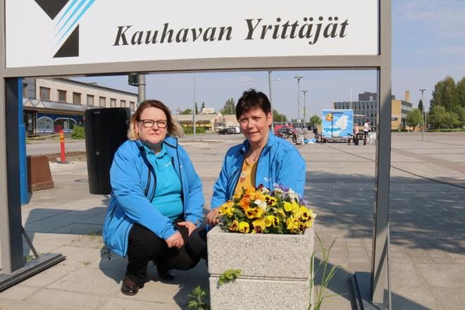 Markkinavastaava Aila Lehtorinne, puheenjohtaja Johanna Salla-Uitto ja muu yrittäjäyhdistyksen väki saa järjestää tapahtumansa entistä ehommalla torilla.
