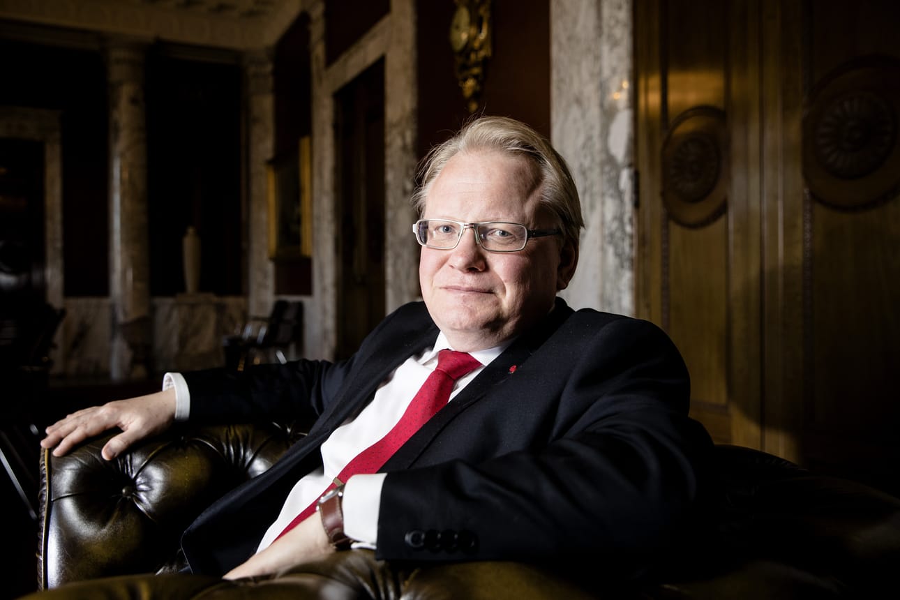 Ruotsin puolustusministeri Peter Hultqvistin mukaan maa pysyy liittoutumattomana ja syventää puolustusyhteistyötä Suomen kanssa. Hultqvistin äiti on kotoisin Kuusamosta ja siirtyi Ruotsiin sotalapsena.
