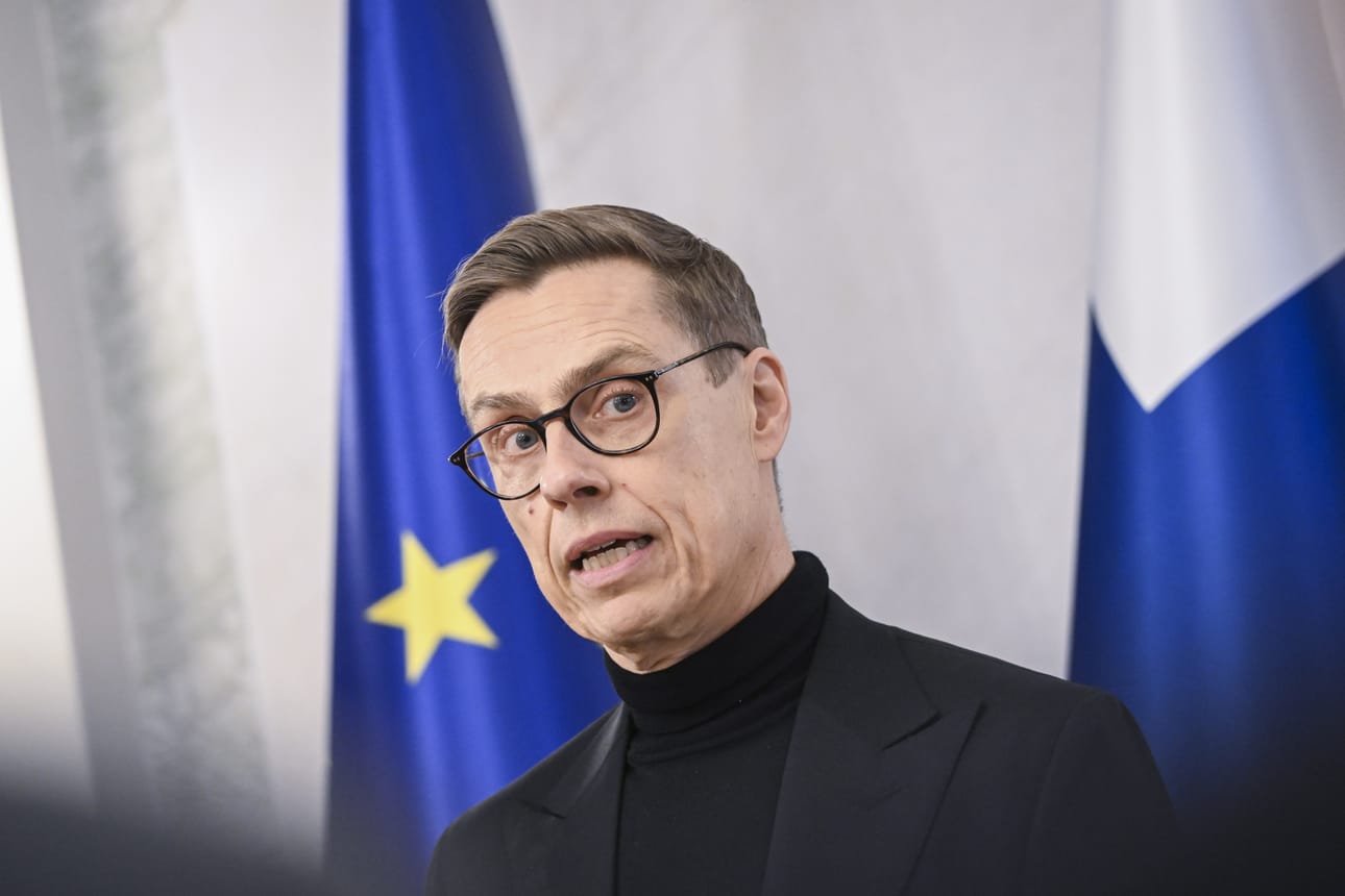 Eagle S -laivan kohtaloa selvitetään vielä kauan. Presidentti Alexander Stubb on yhdessä Viron pääministerin Kristen Michalin kanssa kutsunut koolle tiistaiksi Helsinkiin kaapelirikkoja käsittelevän huippukokouksen, johon osallistuvat muun muassa Naton pääsihteeri Mark Rutte, Saksan liittokansleri Olaf Scholz ja Puolan pääministeri Donald Tusk. Kuva: KIMMO BRANDT