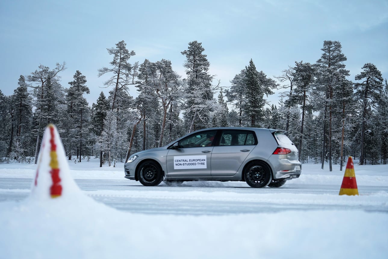Rengasvertailu Ivalossa osoitti, että Keski-Euroopan nastaton talvirengas (Nokian WR D3) toimii kovalla pakkasella kohtuullisesti Suomen oloissa. Kun lämpötila lähestyy nollaa, ­pohjoismainen kitkakumi (Nokian Hakkapeliitta R3) säilyttää pitonsa jäisillä alustoilla huomattavasti paremmin. Selitys eroon on pohjoismaisen renkaan kovempi kumilaatu.