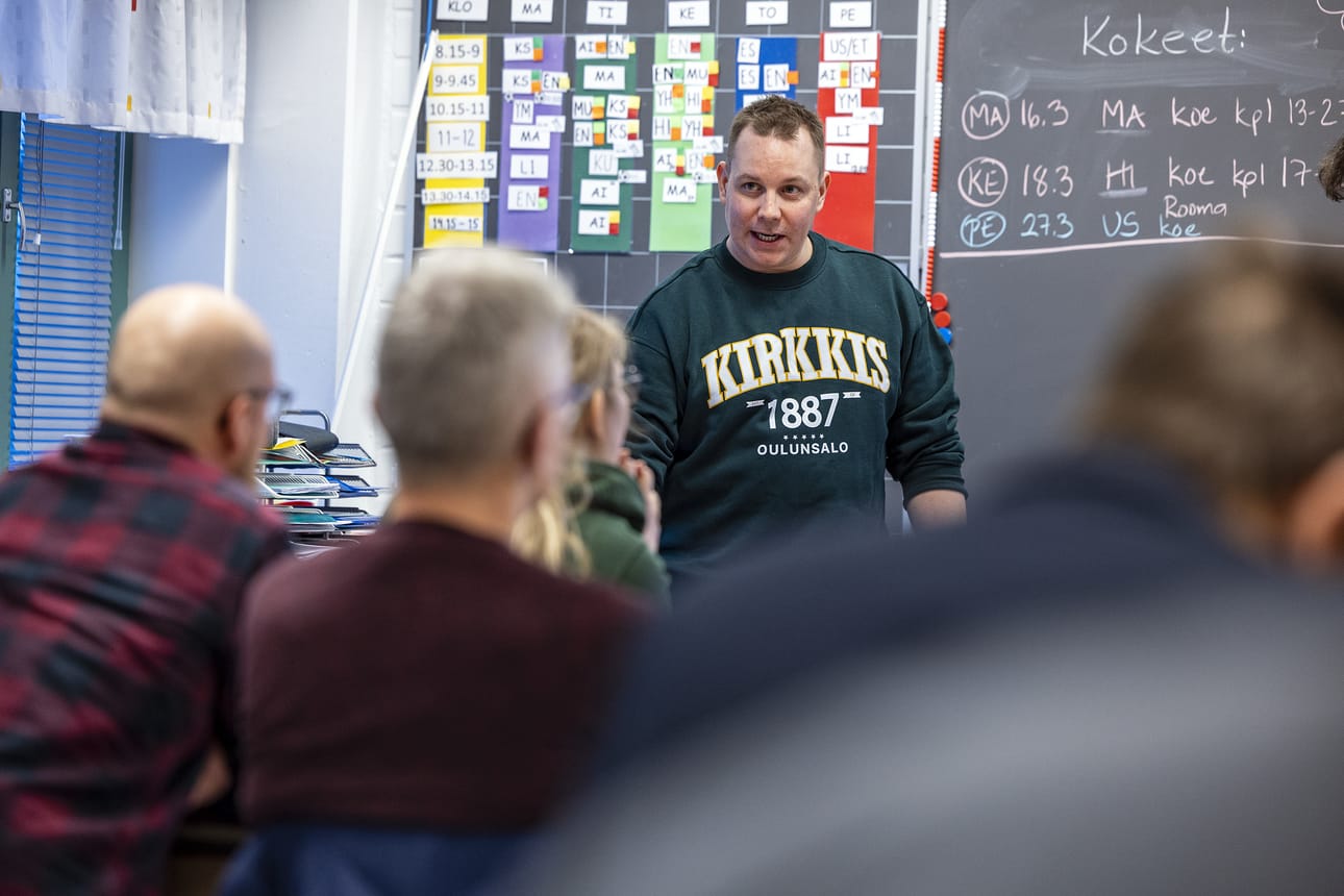 Ville Karhu esitteli Oulun kaupunginvaltuutetuille Pro Kirkkis -ryhmän ehdotusta koulun pelastamiseksi.