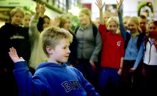 Teuvo Pakkalan koulun kuudesluokkalaisista varsin moni on joutunut näpistyksen kohteeksi. Iiro Moilasen (etualalla) pipo ja lapaset varastettiin maanantaina.